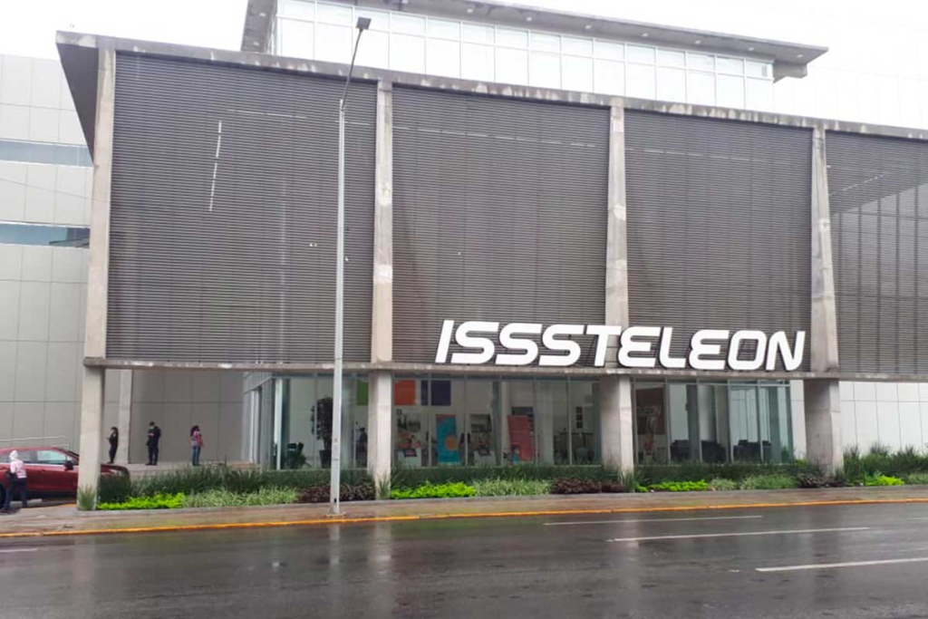 Empleados De Isssteleon Denuncian Aumento De Jornada Sin Consulta Ni Pago Extra. Acusan Violación De Derechos Laborales Y Exigen a Samuel Revertir La Medida.