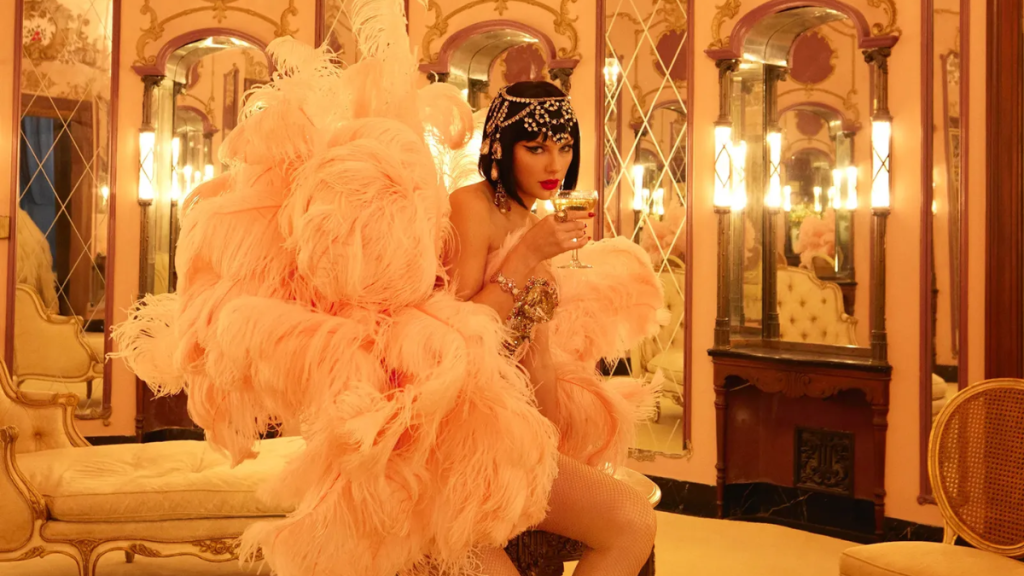 Taylor Swift Posando Para the Life of a Showgirl.