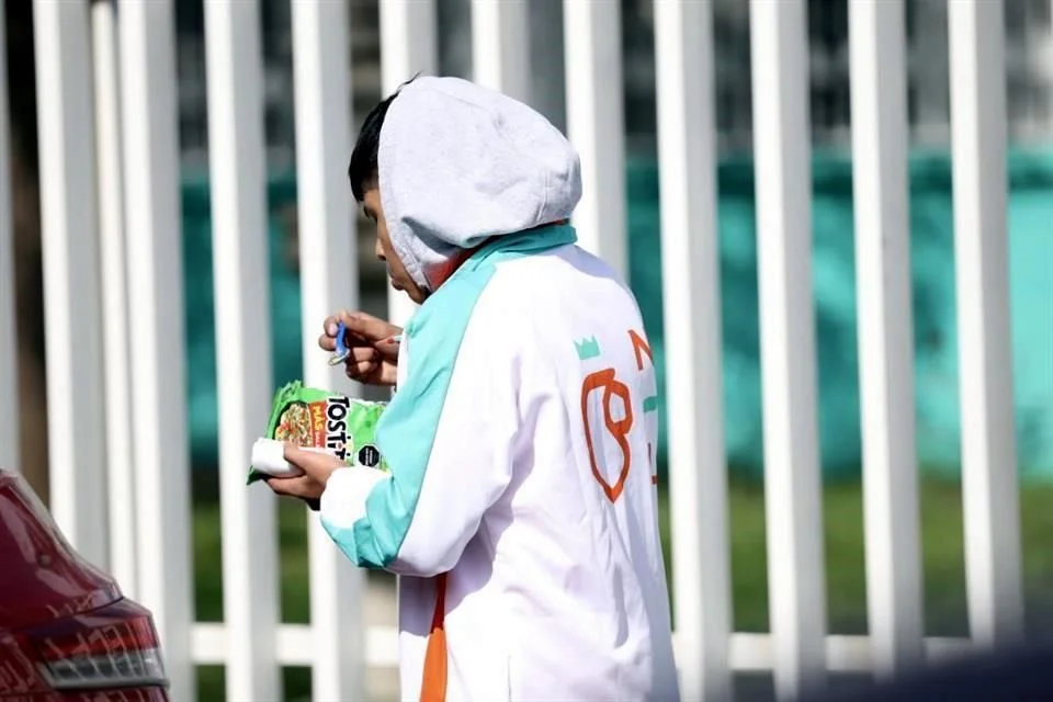 Uniformes-de-samuel-propaganda-de-mc-uso-electoral-educación-pública