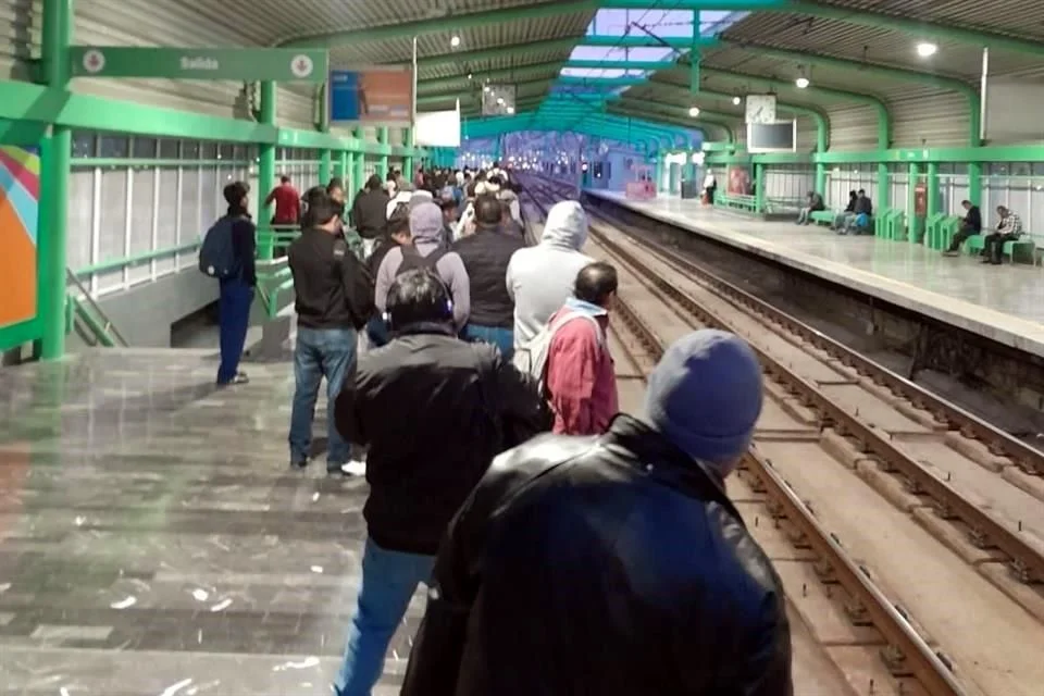 Línea-1-del-metro-nuevo-león-usuarios-atrapados-falla-de-servicio