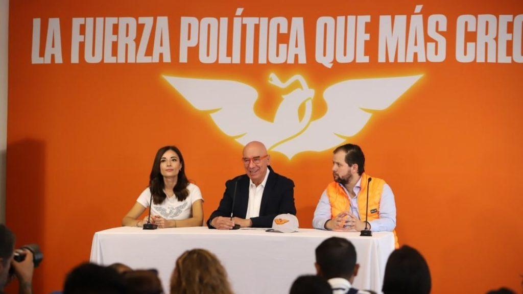 Three Panelists Sit at a White Table During a Press Conference, Orange Backdrop with a White Bird Logo and the Words 'la Fuerza PolÍtica...'. - Enbroncados