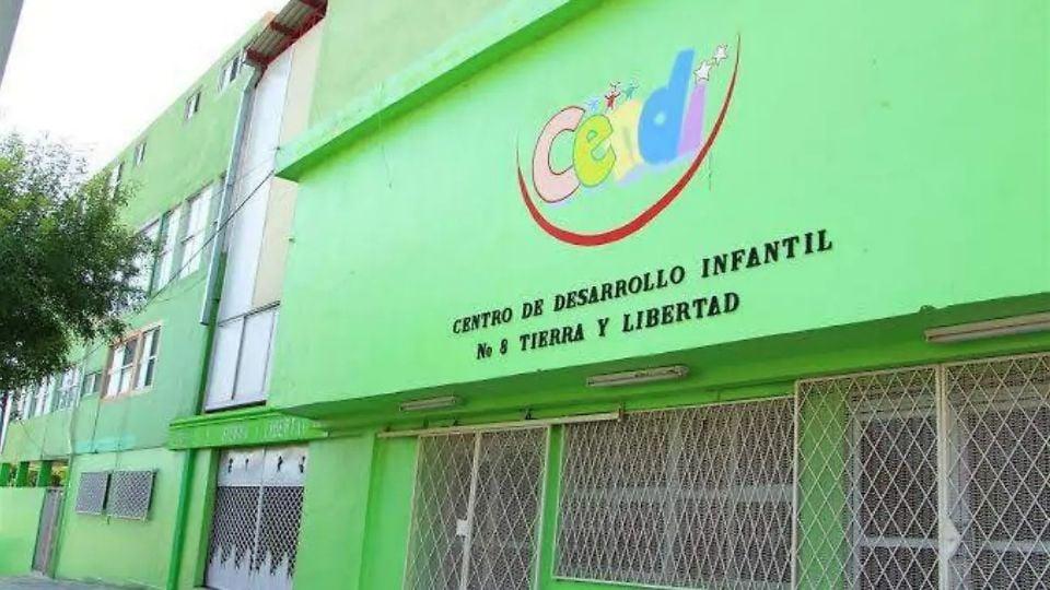Green Building Housing a Children's Development Center; Sign Reads Centro De Desarrollo Infantil No 9 Tierra Y Libertad with a Colorful Logo. - Enbroncados