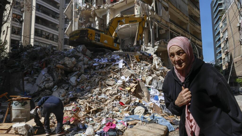 Image - Enbroncados Una Mujer Frente a Las Ruinas De Un Edificio En Líbano, Tras Los Ataques De Israel.