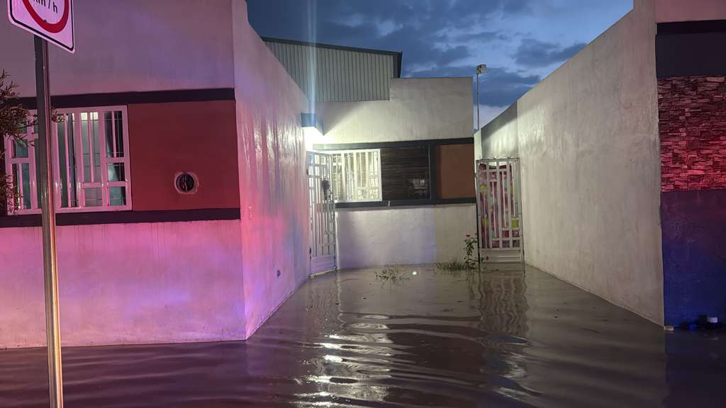 Inundaciones-nl-colosio-samuel-garcía-nuevo-león - Enbroncados Flooded Alleyway in Front of a Building at Dusk, Standing Water Covering the Ground. - Enbroncados