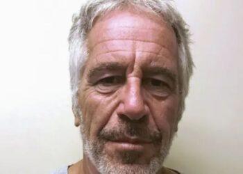 Close-up Portrait of an Older Man with Gray Hair and Light Stubble, Neutral Expression, Light Background. - Enbroncados