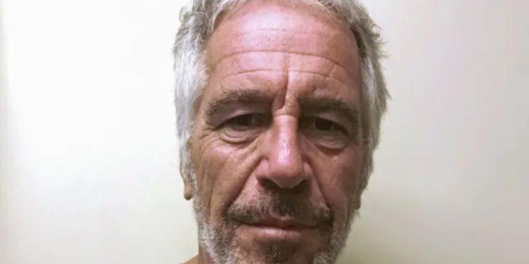 Close-up Portrait of an Older Man with Gray Hair and Light Stubble, Neutral Expression, Light Background. - Enbroncados