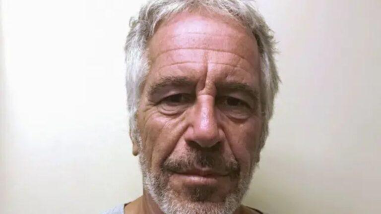 Close-up Portrait of an Older Man with Gray Hair and Light Stubble, Neutral Expression, Light Background. - Enbroncados
