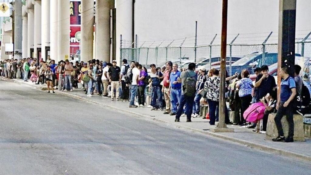 Bloque 2- Julio 51 - Enbroncados Pasajeros-molestos-por-el-calor-en-el-transporte-publico - Enbroncados