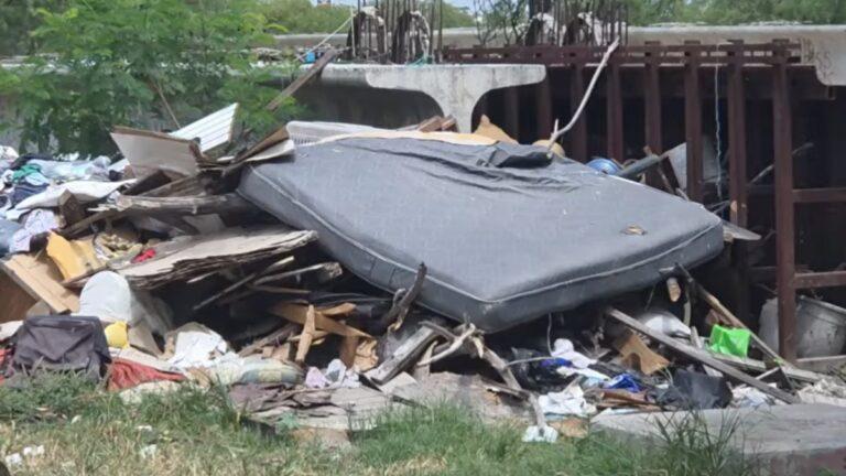 Pile of Trash and a Large Discarded Mattress Wedged Under a Bridge or Overpass. - Enbroncados
