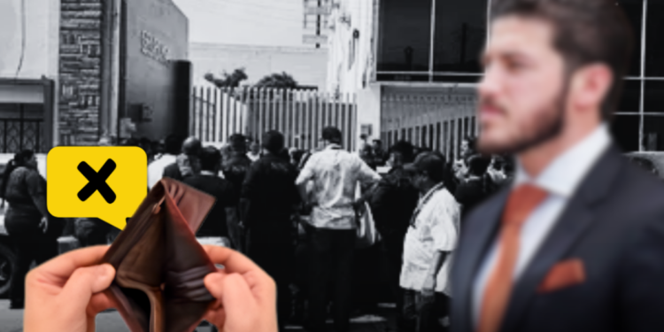 El-desastre-financiero-que-dejo-el-gobierno-de-samuel-garcia - Enbroncados Open Wallet Held by Two Hands in the Foreground with a Crowd and a Yellow X Speech Bubble in the Background, Signaling Financial Hardship or Rejection. - Enbroncados