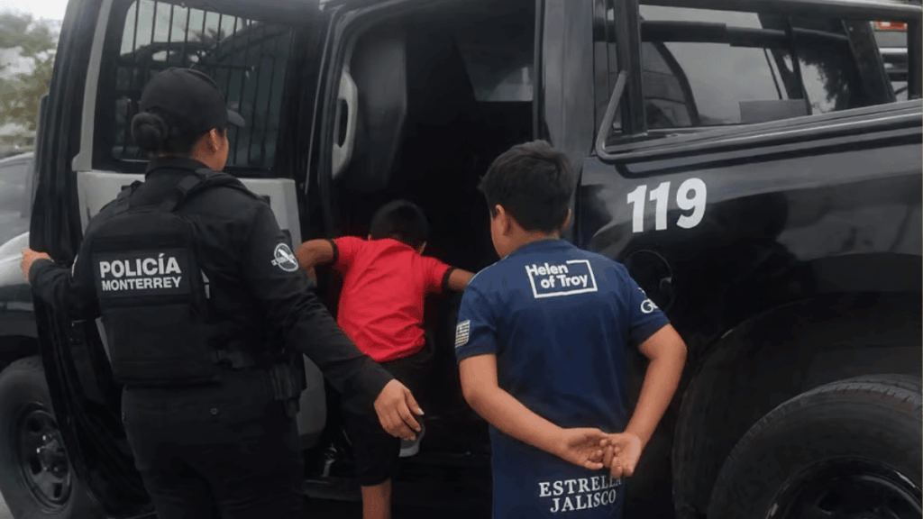 Niños Extraviados En Barrio Antiguo Por Confusión - Enbroncados - Enbroncados