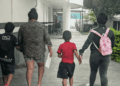 Niños Extraviados En Barrio Antiguo Por Confusión - Enbroncados - Enbroncados