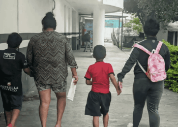 Niños Extraviados En Barrio Antiguo Por Confusión - Enbroncados - Enbroncados