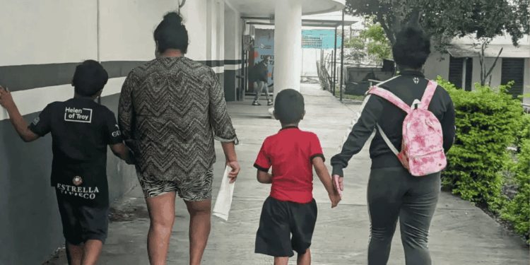Niños Extraviados En Barrio Antiguo Por Confusión - Enbroncados - Enbroncados