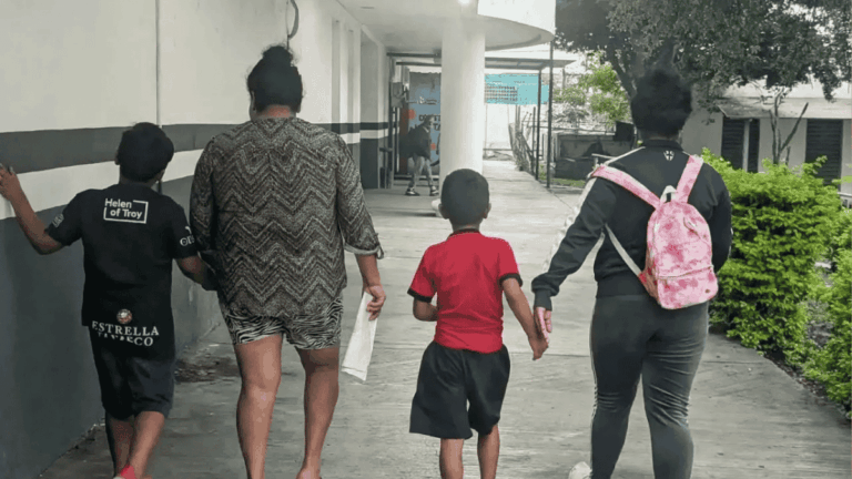 Niños Extraviados En Barrio Antiguo Por Confusión - Enbroncados - Enbroncados