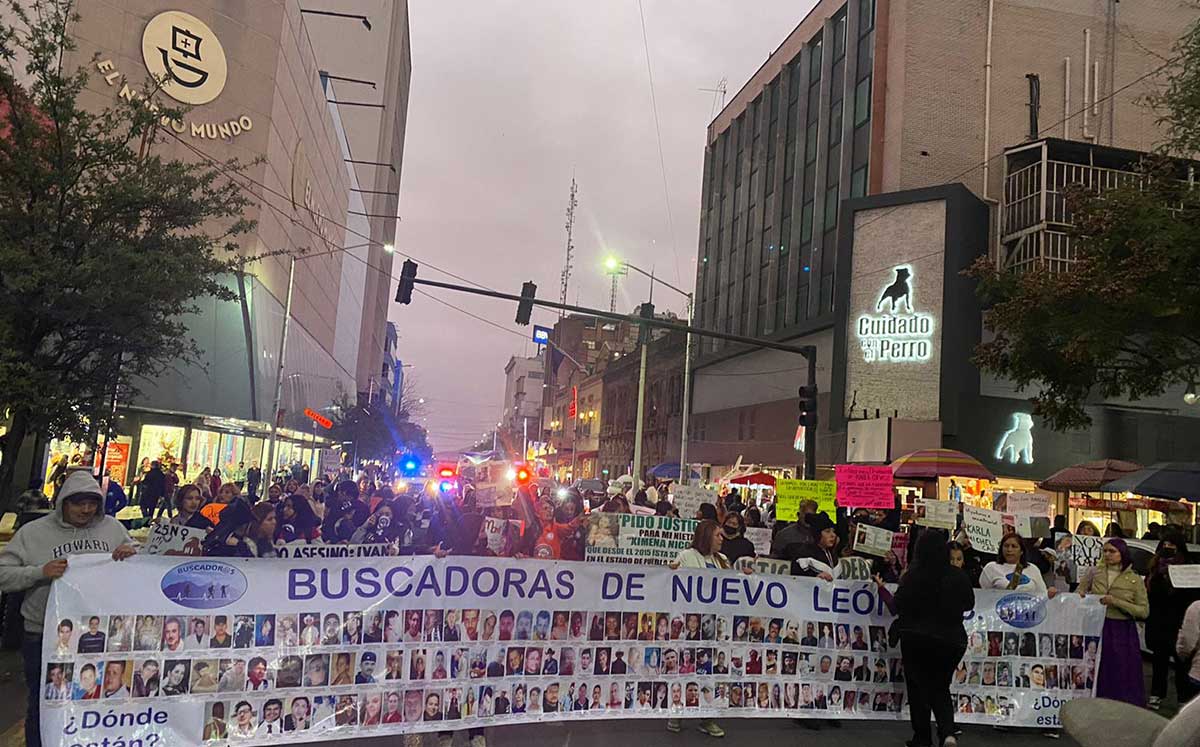 Mujeres marchan en contra de la violencia de género