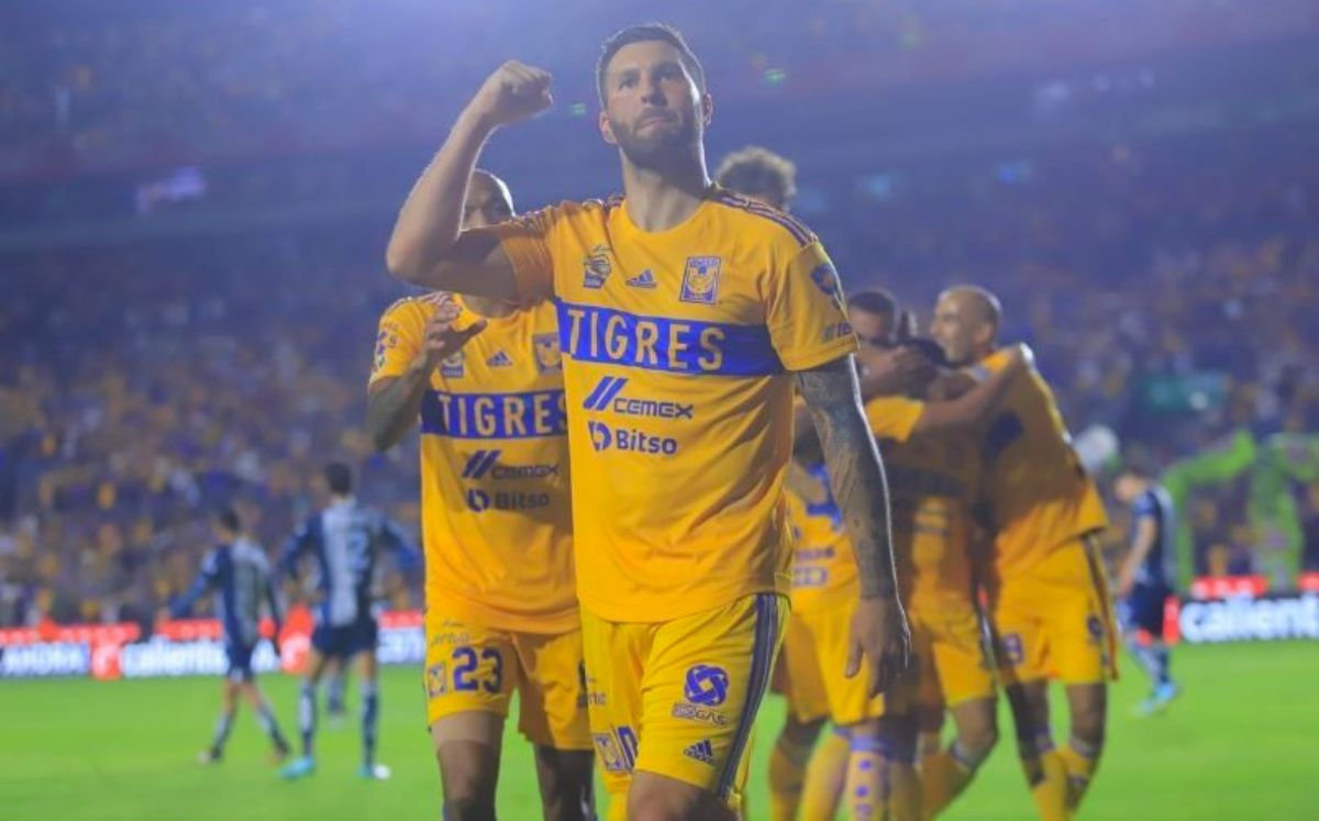 Gignac subastará balones para ayudar a niños de Nuevo León