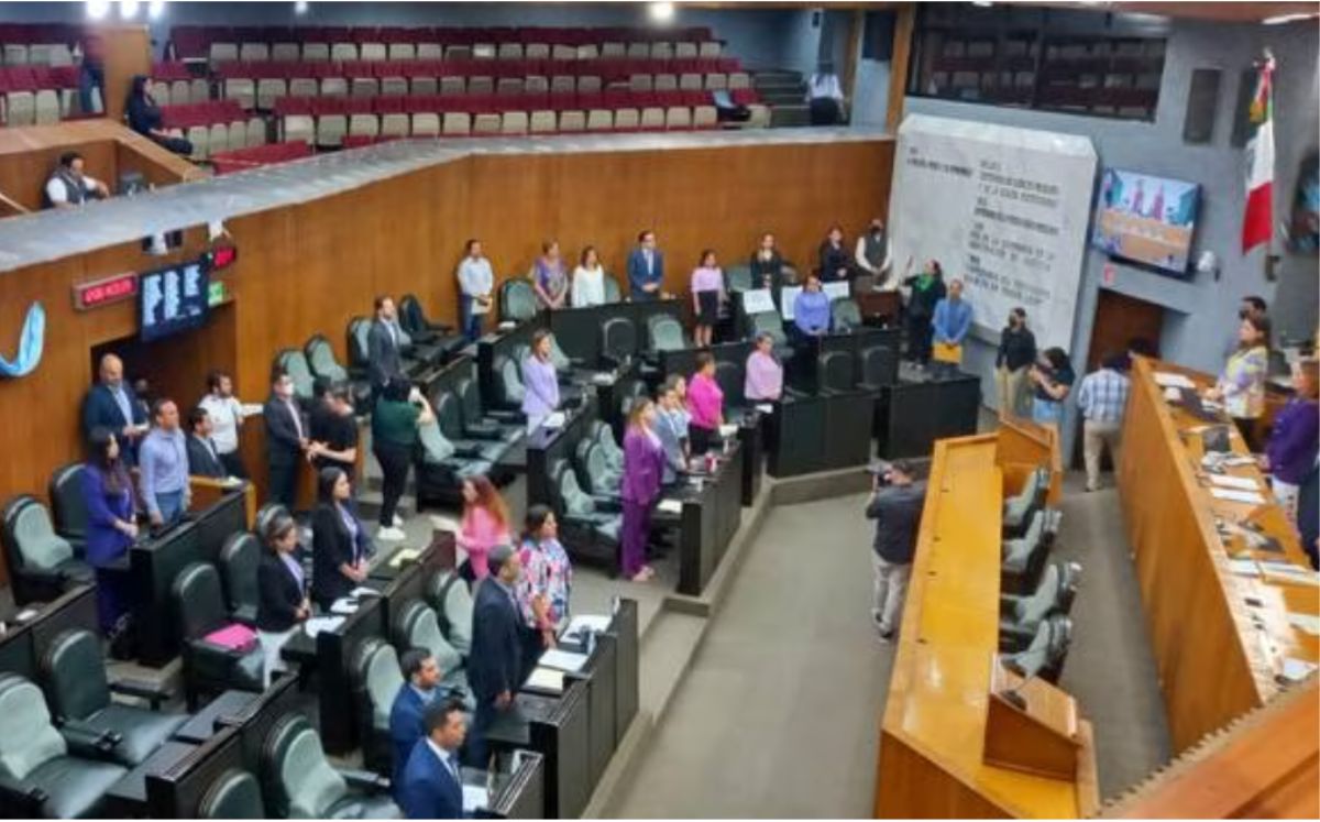 En Congreso de Nuevo León guardan un minuto de silencio por víctimas de feminicidio