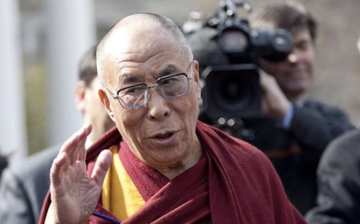 Dalai Lama, señalado de abuso por video donde besa a niño en la boca