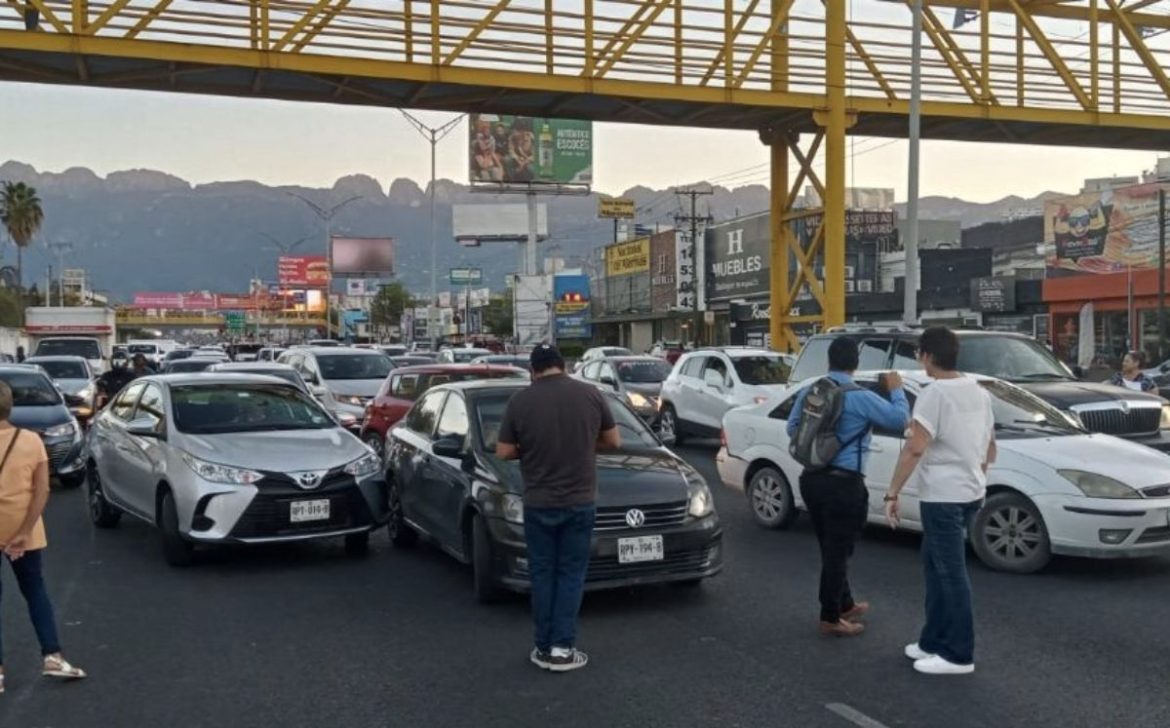 Bloquean la Av. Gonzalitos por falta de agua