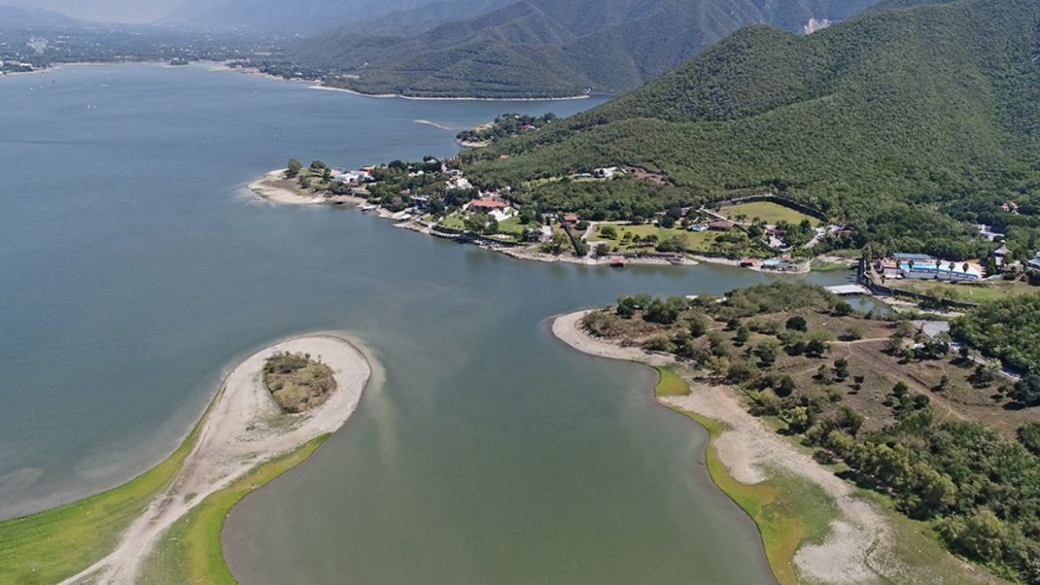 Samuel Roba Agua a Zonas Rurales para Darse Publicidad