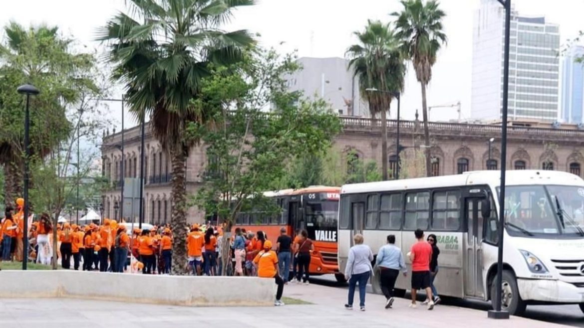 Mariana Rodríguez y Samuel García Usan Camiones para Acarrear Gente a Registro