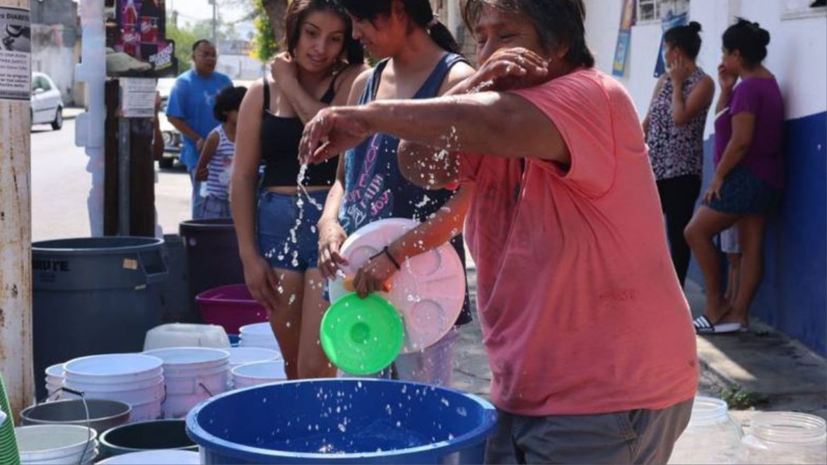 Samuel Afirma 100% de Abasto de Agua Mientras Miles de Familias Siguen Sedientas