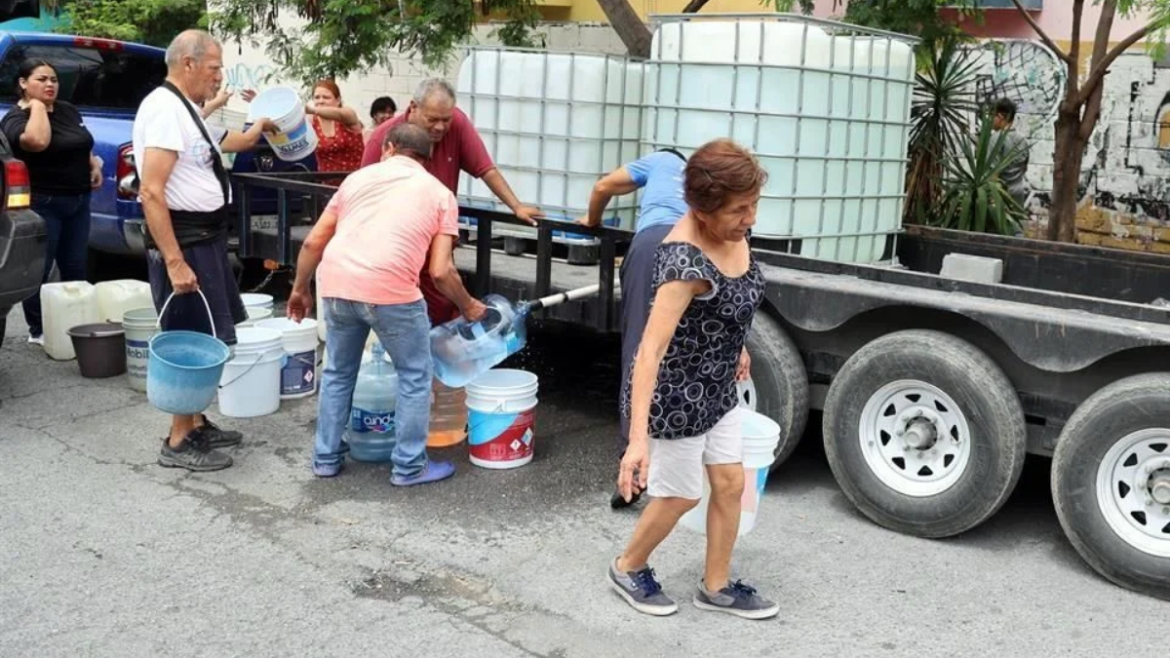 Crisis de Agua en Santa Catarina: Dos Semanas de Desesperación