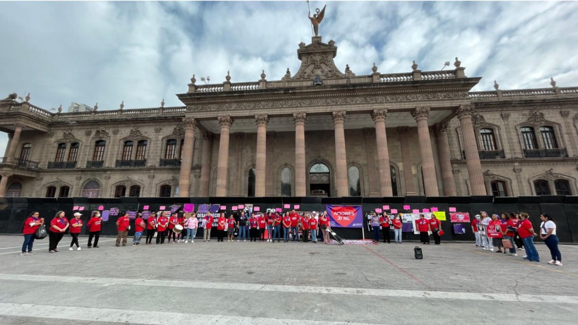 Familiares de Desaparecidos Protestan en Palacio de Gobierno